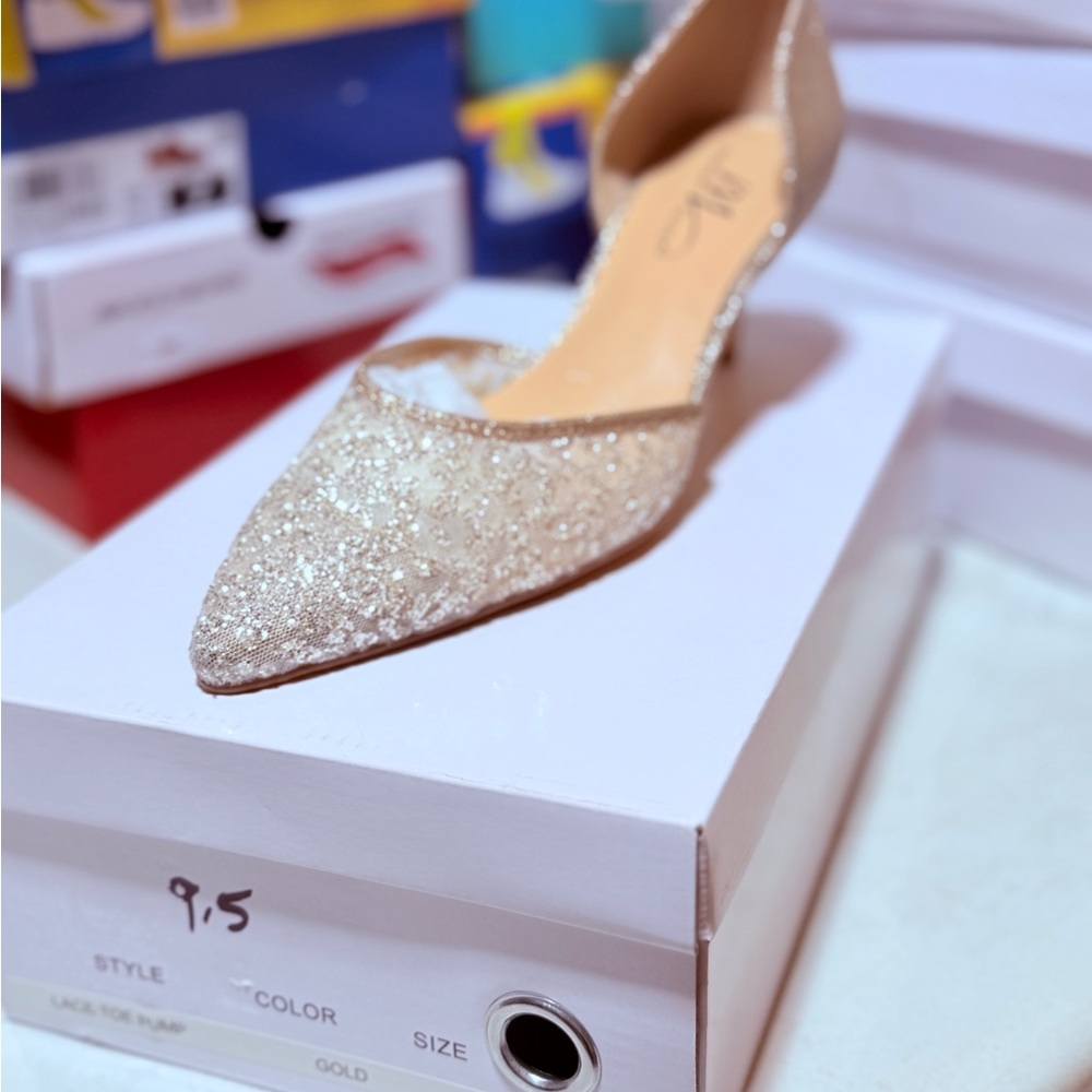 Elegant Gold Glitter Pumps